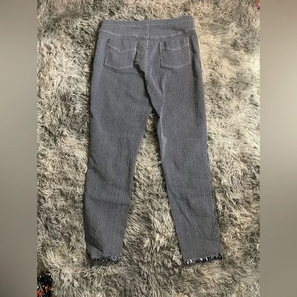 Cupcakes and Cashmere Navy White Pinstripe Skinny Jeans Raw Hem Women’s Size - Picture 3 of 6
